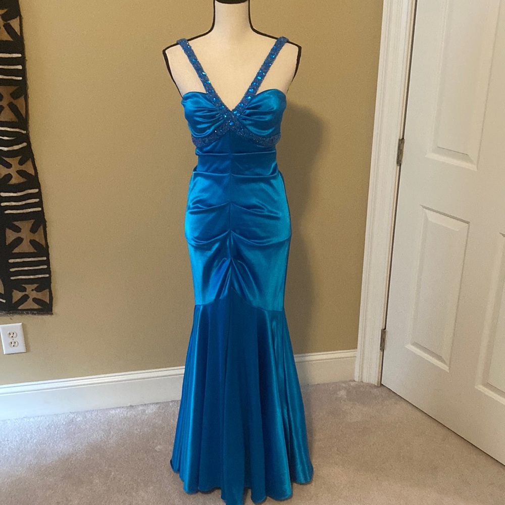 Caché gown in sapphire/turquoise blue. Front slit. Size 6.